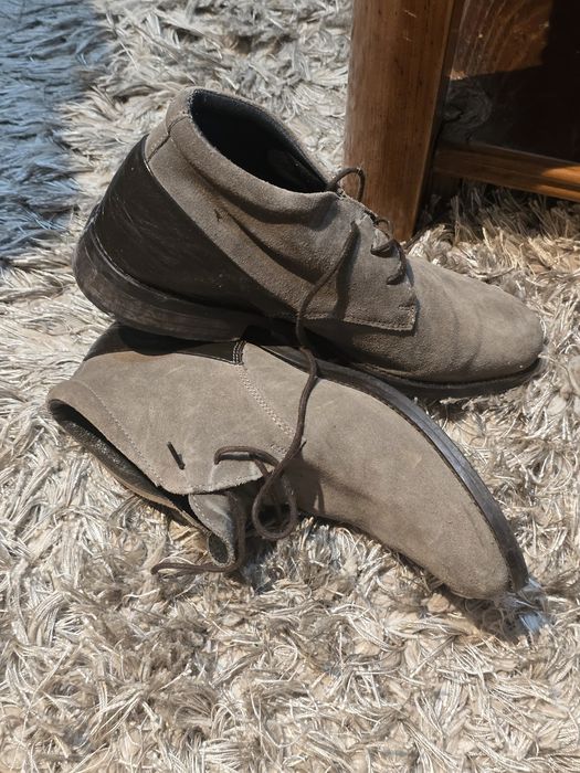 Tenis e botas usados