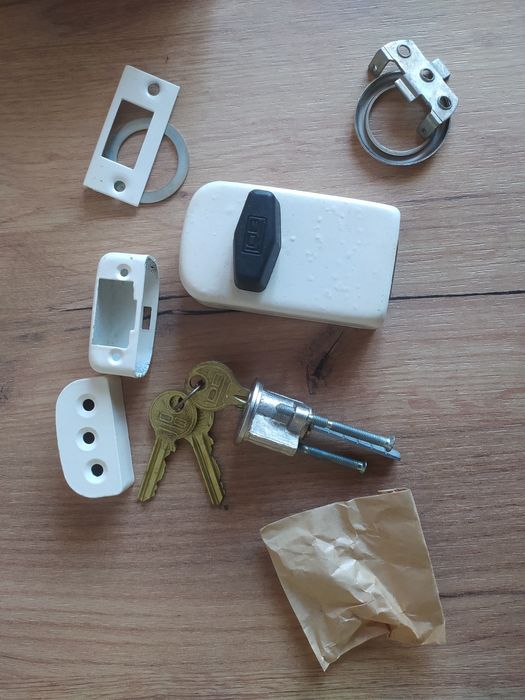 Sprzedam zamek drzwiowy wpuszczany z akcesoriami