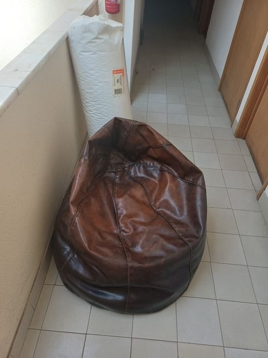 Vendo puff em pele em bom estado