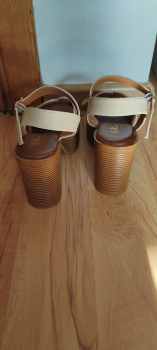 Sandały damskie na słupku 36
