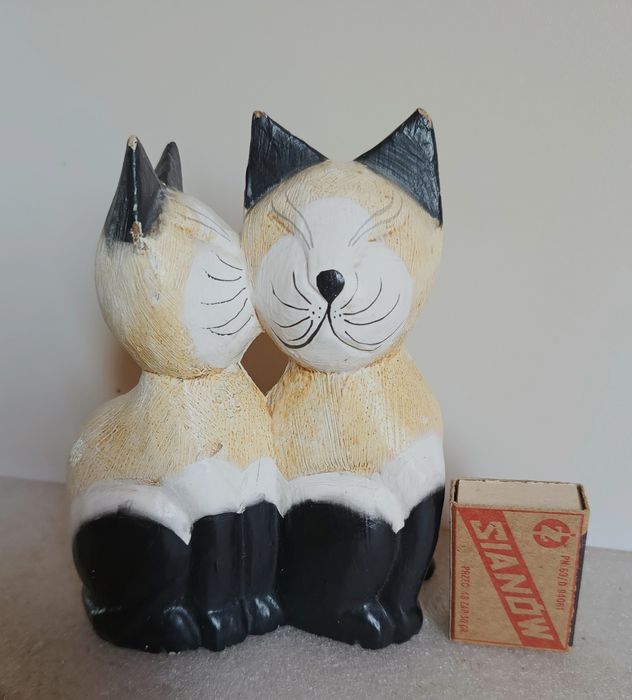 Stara figurka, rzeźba Kotki z drewna Kot