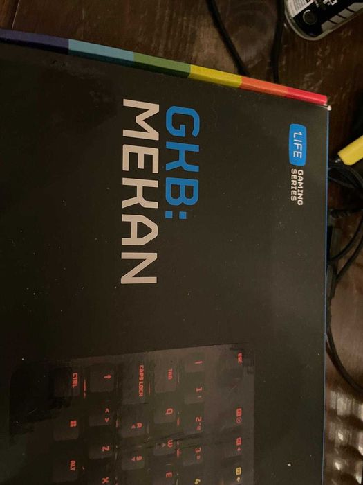 teclado semi novo em caixa tecla q funciona mal