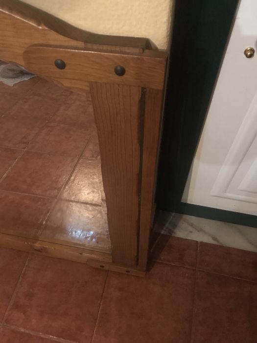 Espelho grande com moldura em madeira