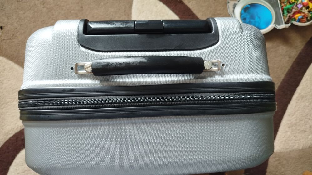 Продам пластикову валізу