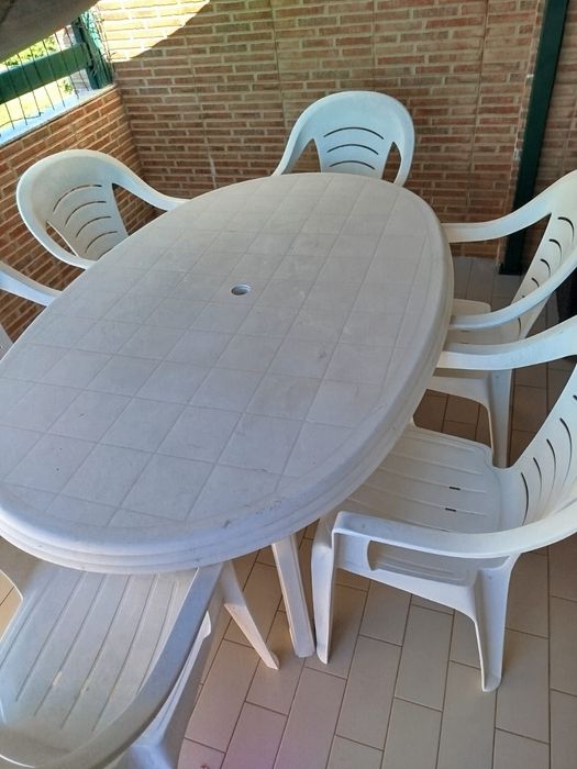 Mesa em resina branca com seis cadeiras