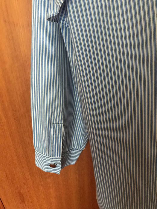 Blusa Zara, riscas, com folhos ombros e decote em V nas costas