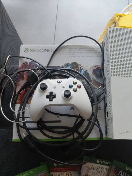 Xbox One S com Comando e 5 Jogos