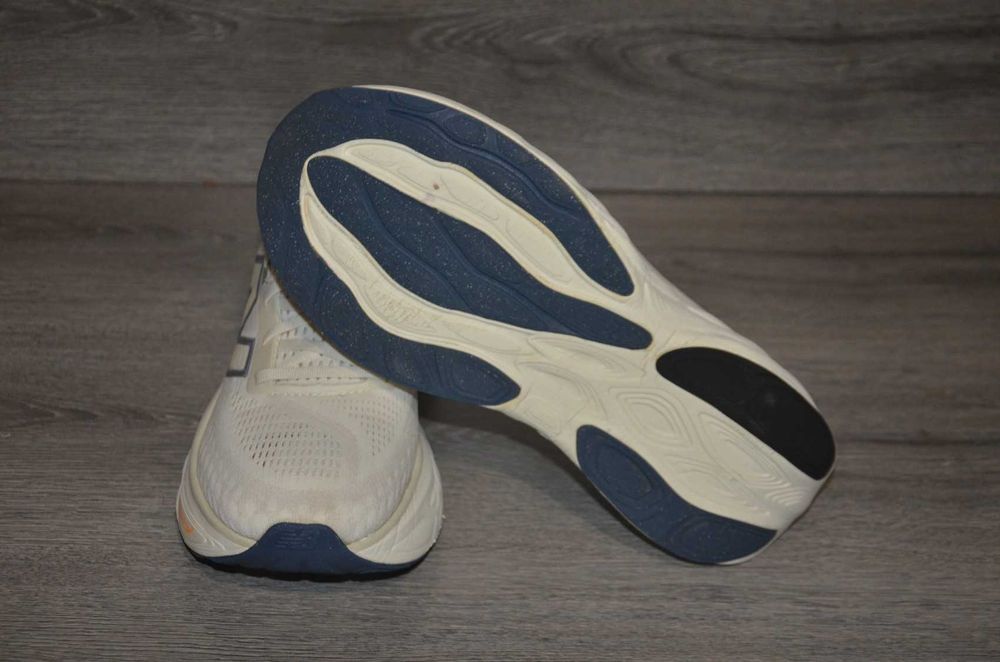 Продам кросівки Фірма New Balance 1060 .