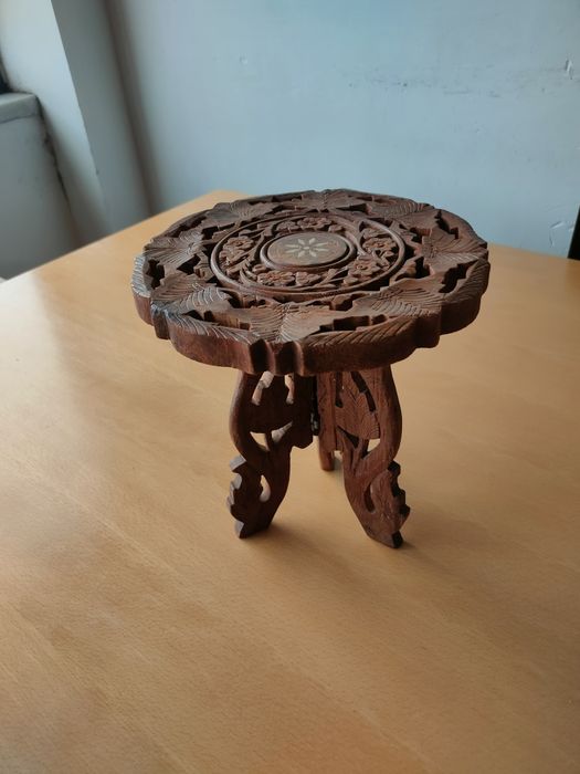 Mesa tripé em madeira trabalhada á mão.