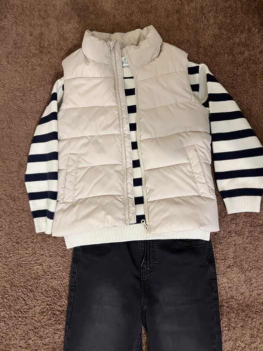 Стильный Костюм на мальчика 122 р. джинсы next,свитшот H&M и жилетка  Mango ,осенний костюм 3в1 джинсы,реглан и жилетка бежевая на синтепоне 122-128;