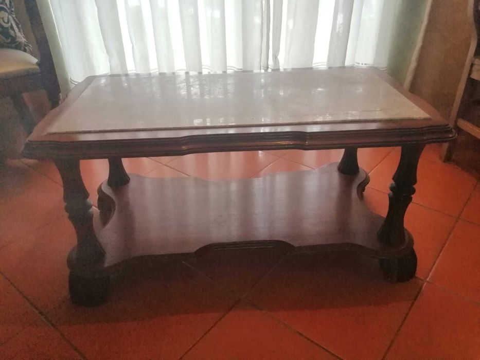 Mesa com tampo em pedra mármore
