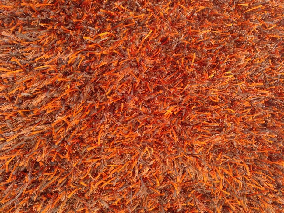 Carpete laranja e castanho