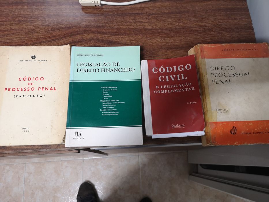 Vendo vários livros código civil dicionário leis do trabalho entre out