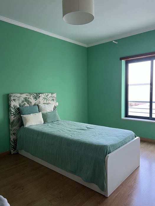 Cama solteiro completa + colchão + cabeceira + decoração