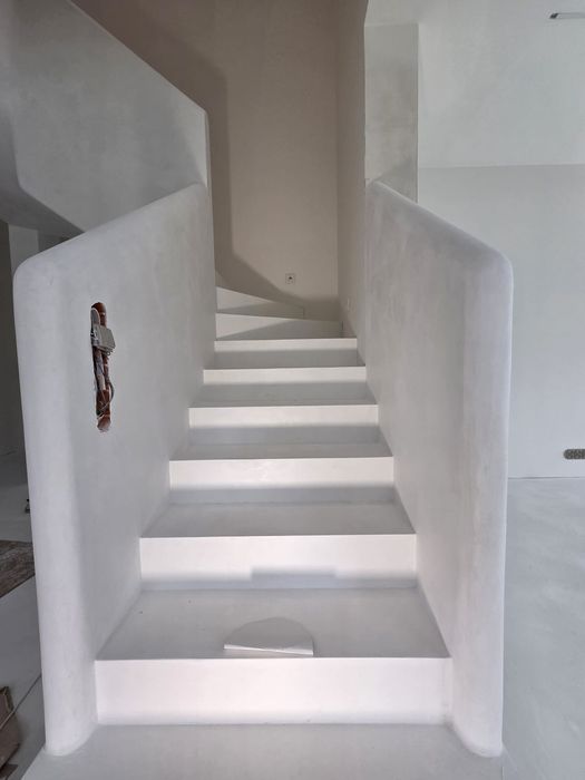 Mikrocement, żywica,,i, stiuk wenecki, tynk dekoracyjny kamienny dywan