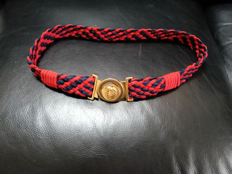 Cinto em azul e vermelho