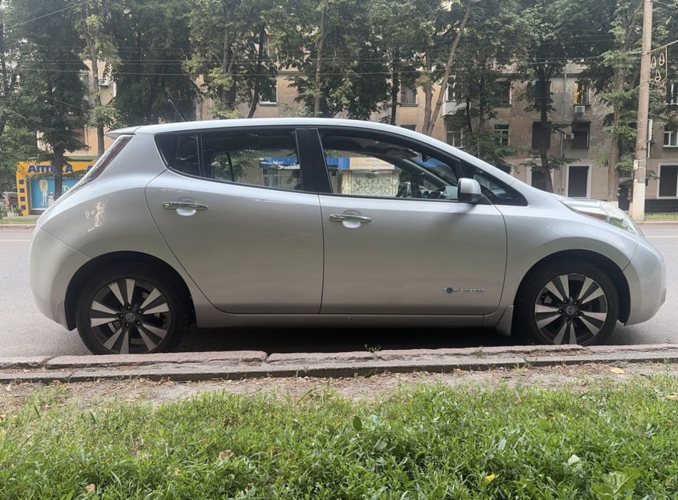 Nissan  Leaf  2014