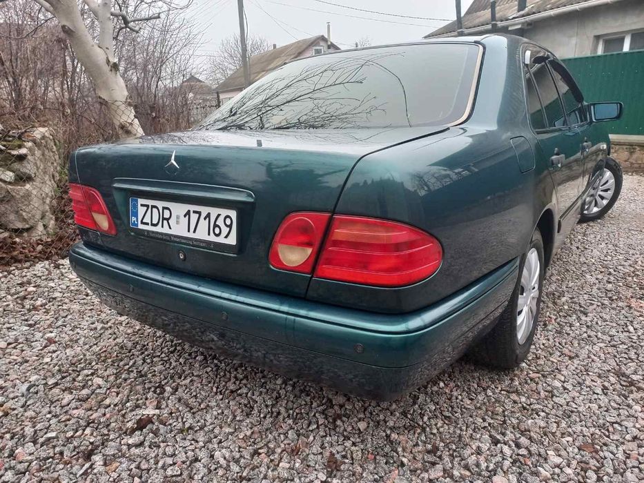 Mercedes-Benz E 210 2.0D