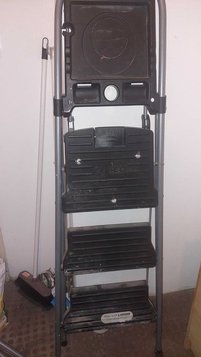 Escada de abrir em bom estado