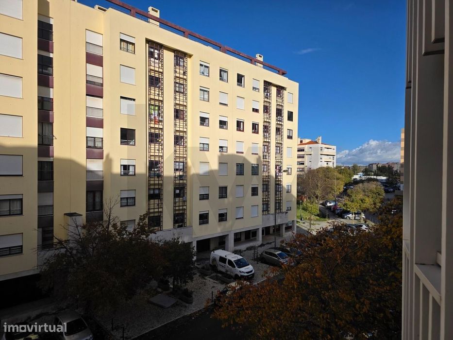 Apartamento T2 para arrendar em Telheiras - Garagem - Arrecadação