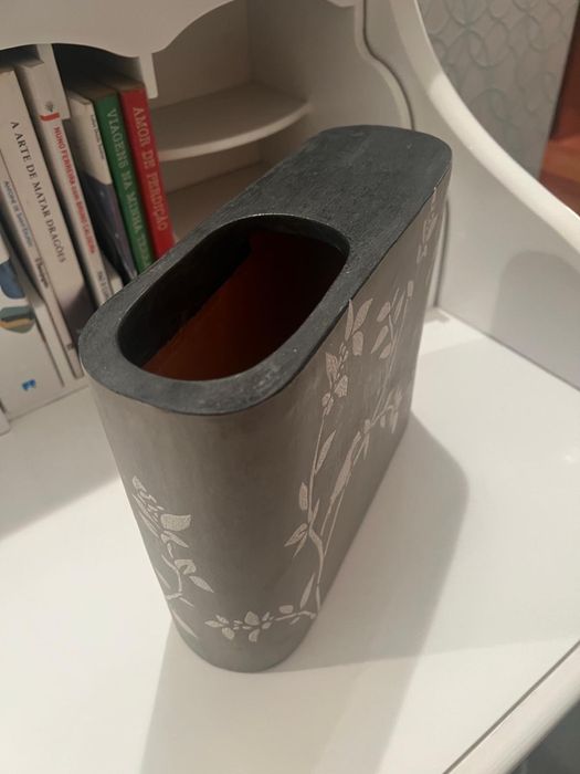 Jarra cinza com detalhe branco