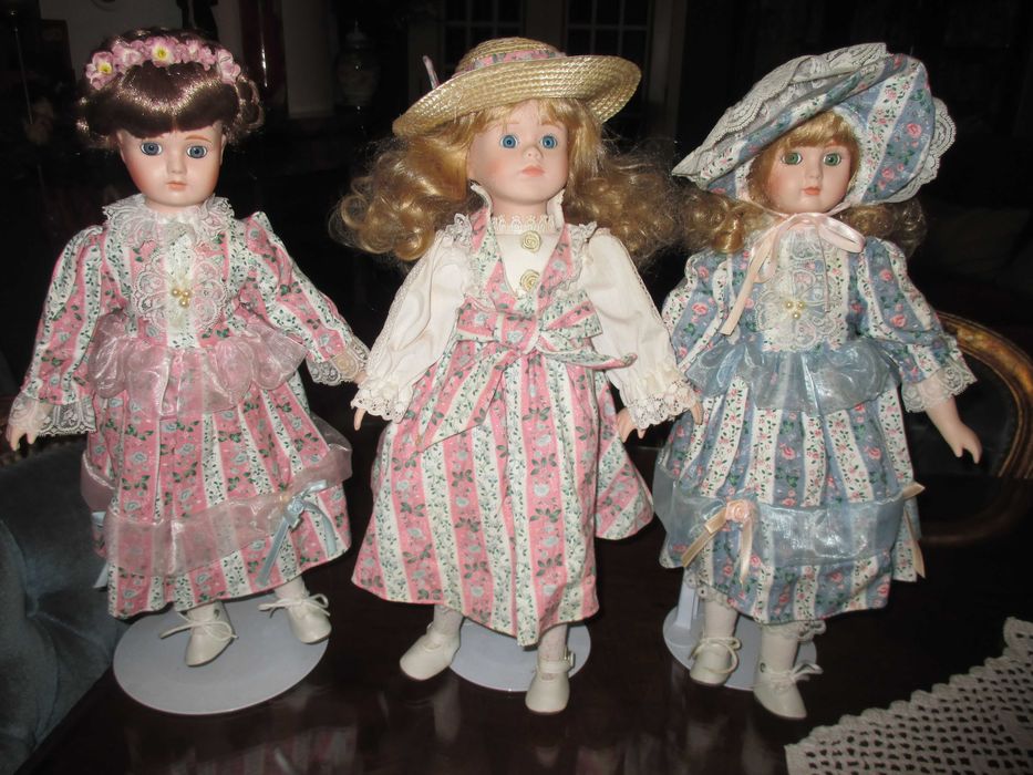 Três bonecas de porcelana