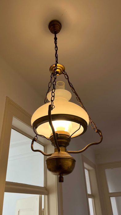 Candeeiro de teto vintage em latão e vidro opalino