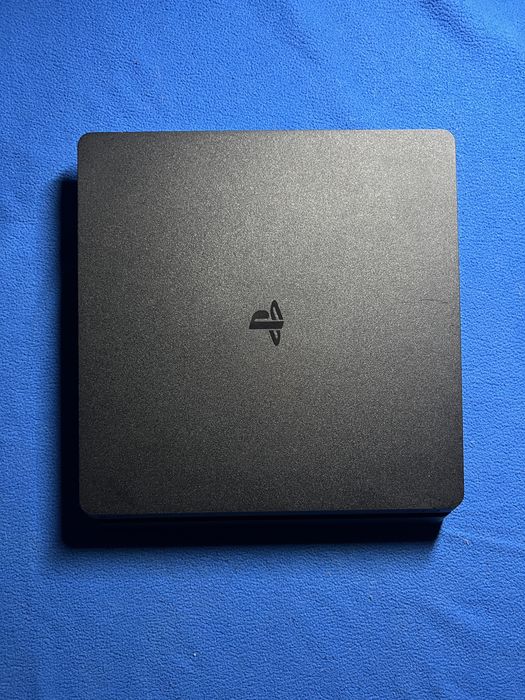Playstation 4 Slim 1 tb + 2 геймпада и 2 игры