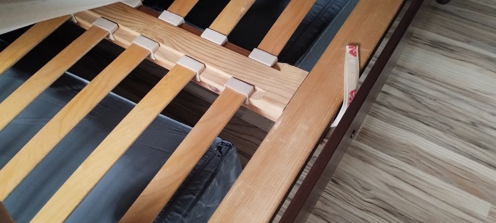 Łóżko drewniane do sypialni