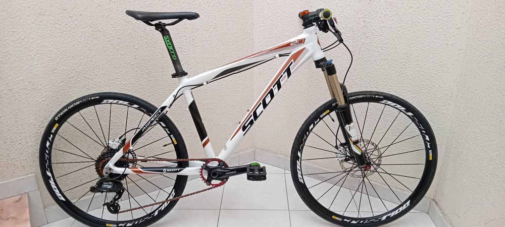 Bicicleta roda 26 montagem personalizada com Mavic, SRAM e suspensão a AR