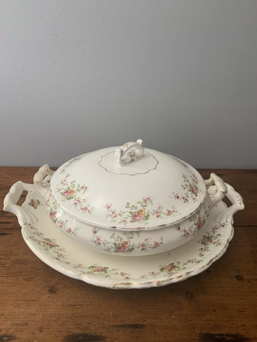 Vintage Terrina muito antiga com  prato igual