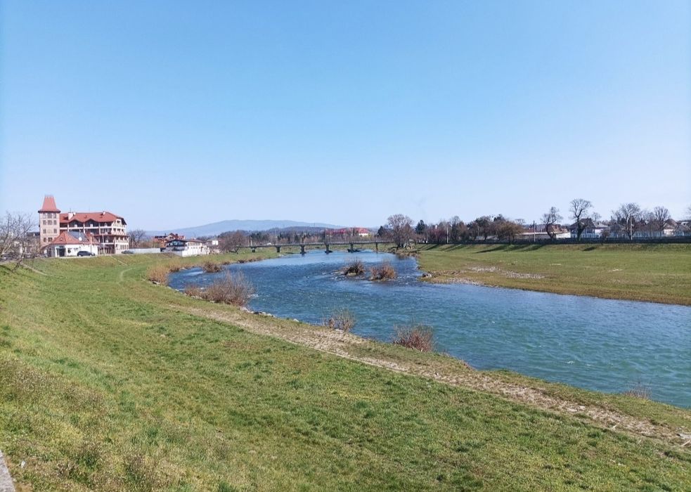 Продаж двох кімнатной квартири на набережній.