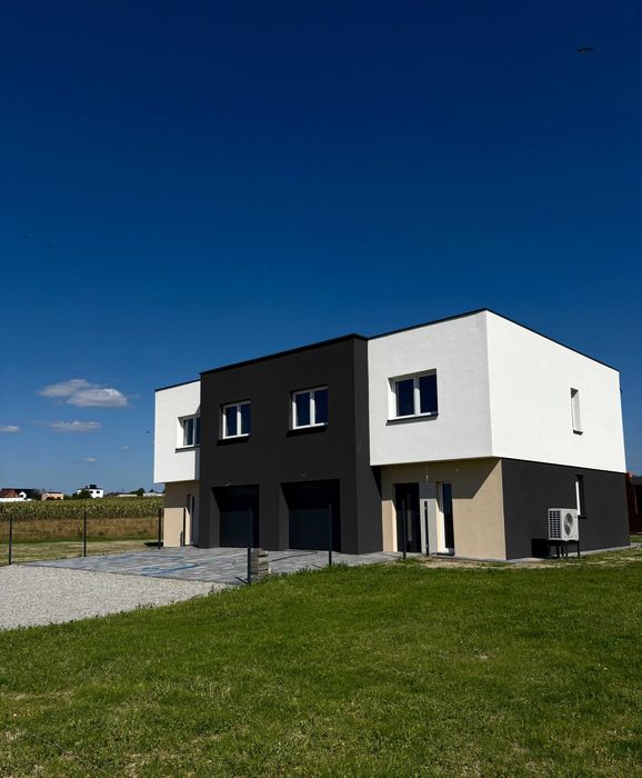 Nowoczesny Dom Bliźniak / Własny Ogród