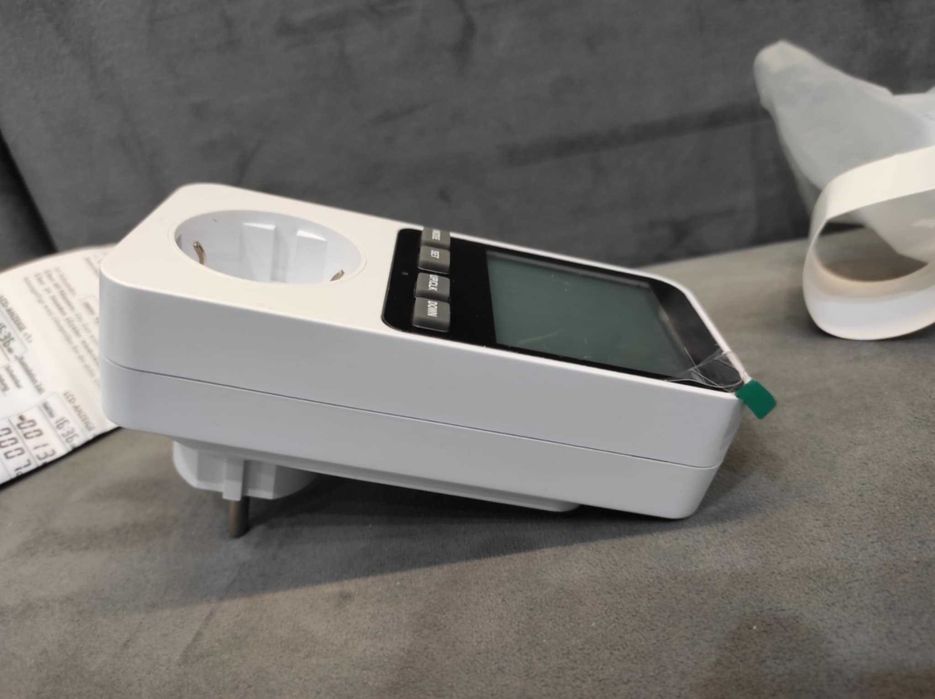 Watomierz, miernik mocy z funkcją pomiaru zużycia i kosztów energii.