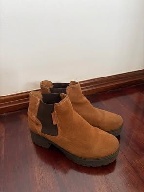 Botas castanhas em camurça