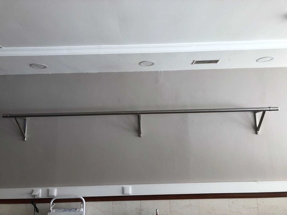 2 barras para pendurar carne ou charcutaria e um tanque em inox.