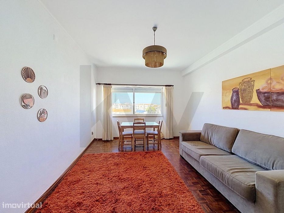 Apartamento T2 com Boa Luz Natural e Marquise | Peniche