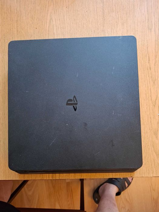 Konsola PS4 + Pad + FIFA20