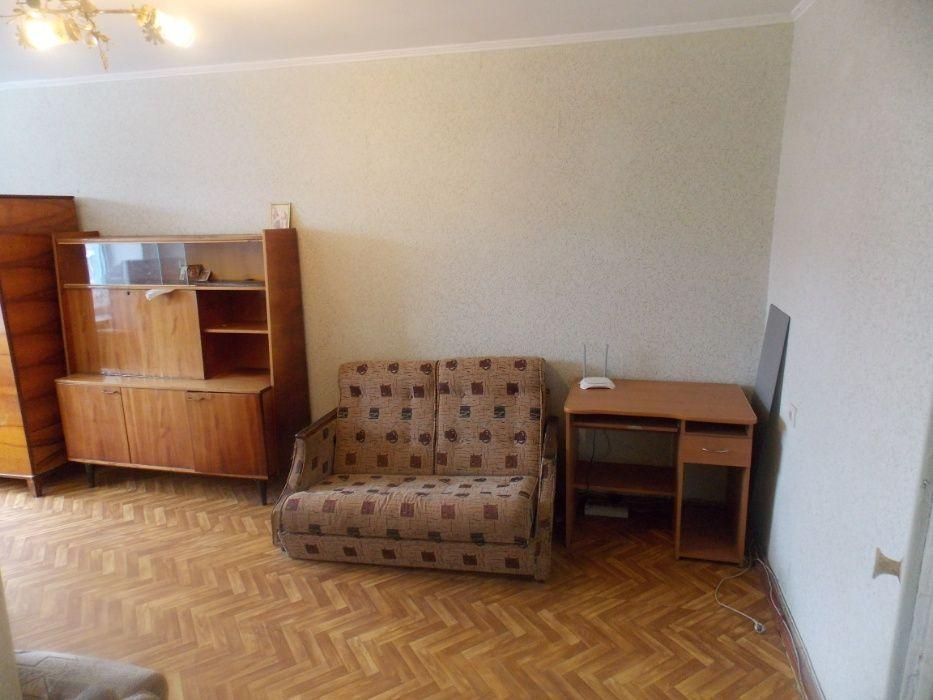 Продам 1-к. квартиру (гостинка) центр Броварів, Незалежності