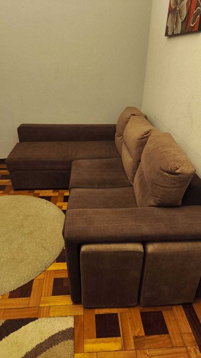 Sofá muito bonito com chaise longue, como novo e estimado.