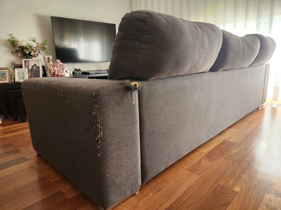 Sofá 3 lugares extensível com puff