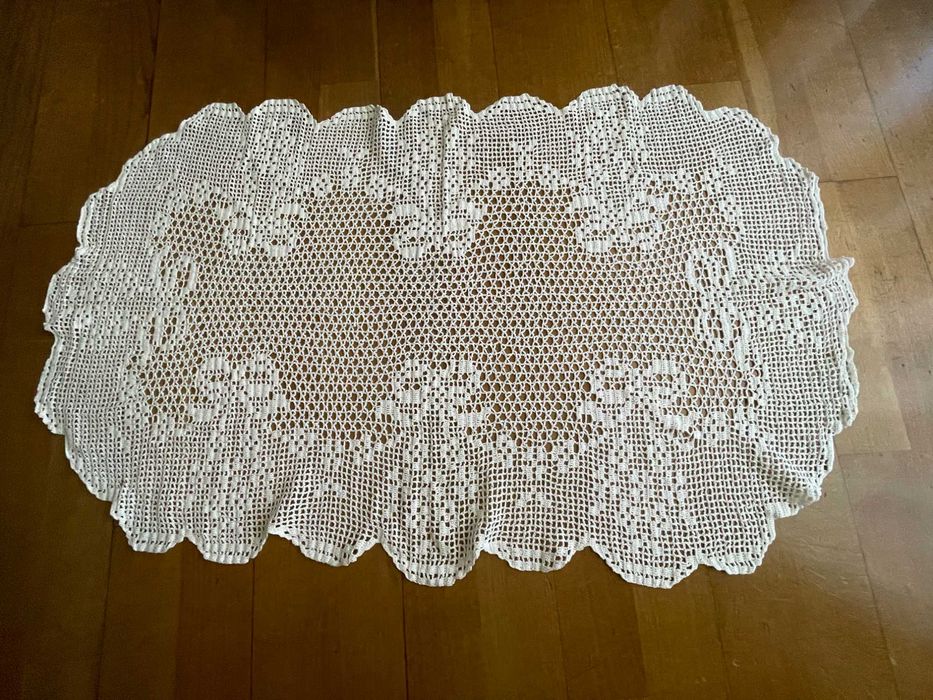 Toalha de mesa pequena, totalmente feita à mão e em renda