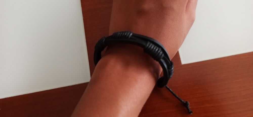 Pulseira de couro preta ajustável