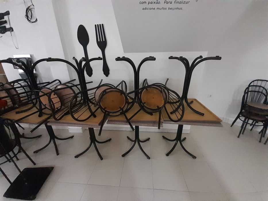 Conjunto de Mesas e Cadeiras de café