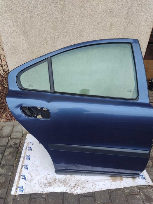 Drzwi prawe i lewe oraz tylna klapa bagażnika