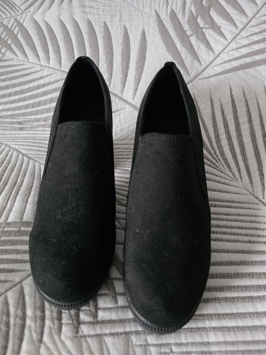 Botim / Botas em camurça pretas salto curto novas tamanho 37
.