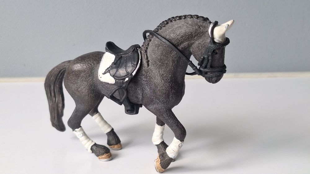 Schleich Zestaw turniejowy Koń fryzyjski