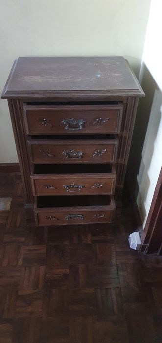 Mesa de cabeceira antiga em madeira maciça