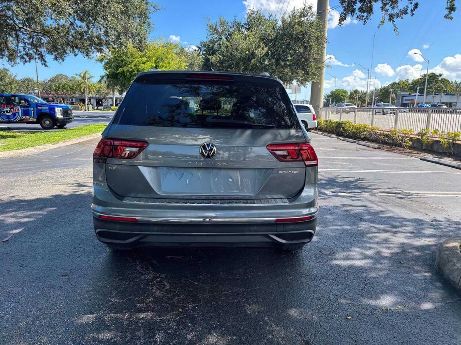 Volkswagen Tiguan      2022