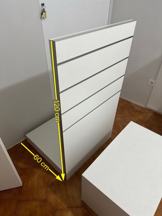 Expositores com réguas e movel de arrumação